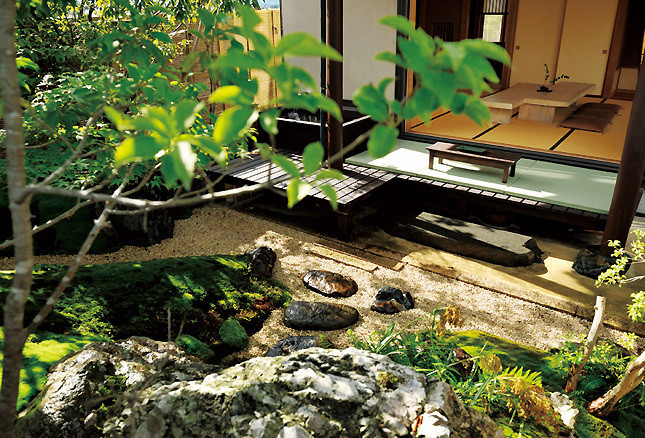 植栽と石を配した庭の参考写真