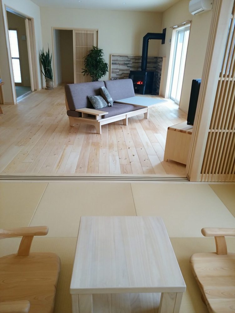 畳の部屋から見たリビングと薪ストーブ