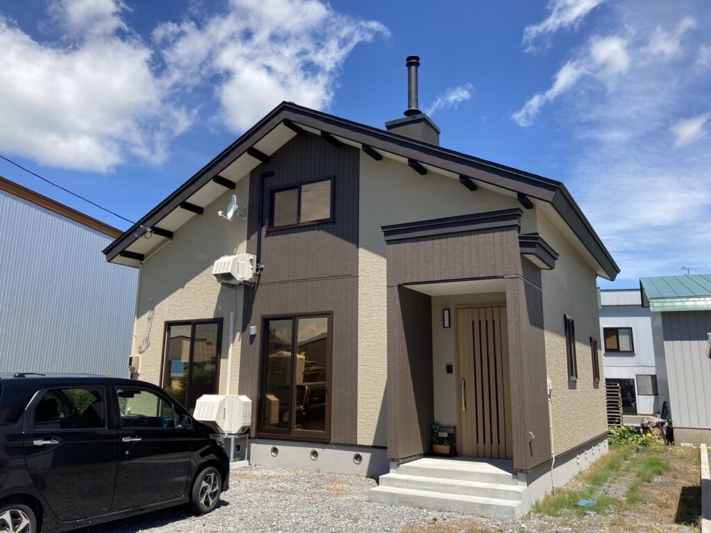 屋根に煙突のある住まいの外観