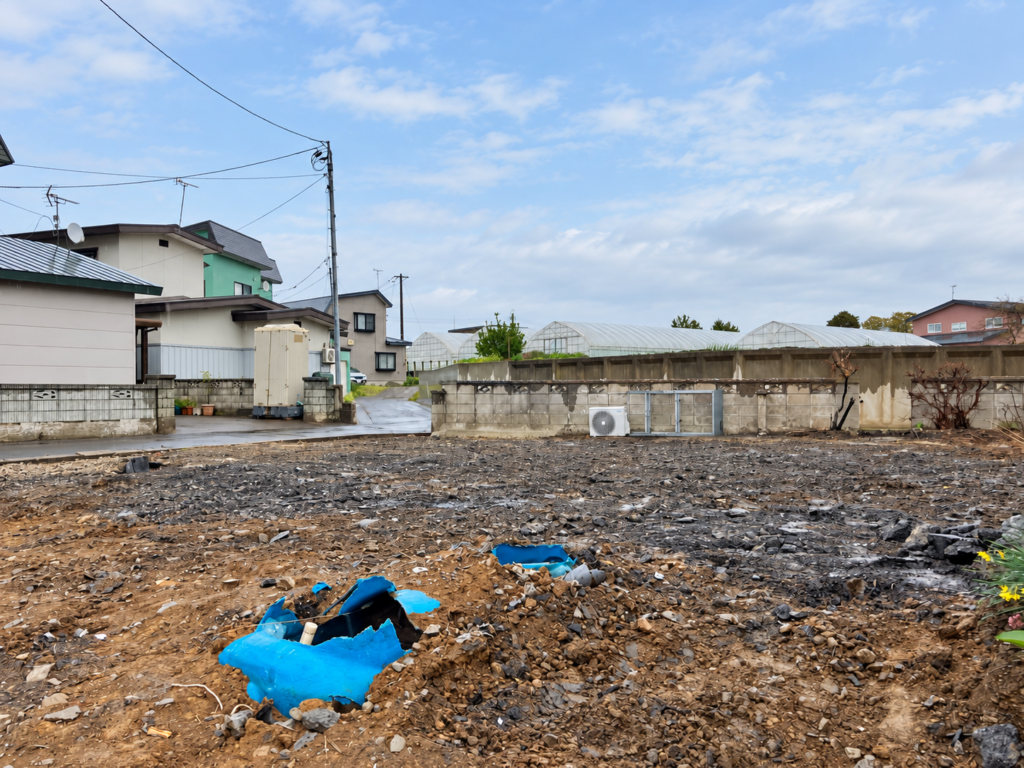 今工務所の解体現場・建物撤去後の地面と設備、整地前