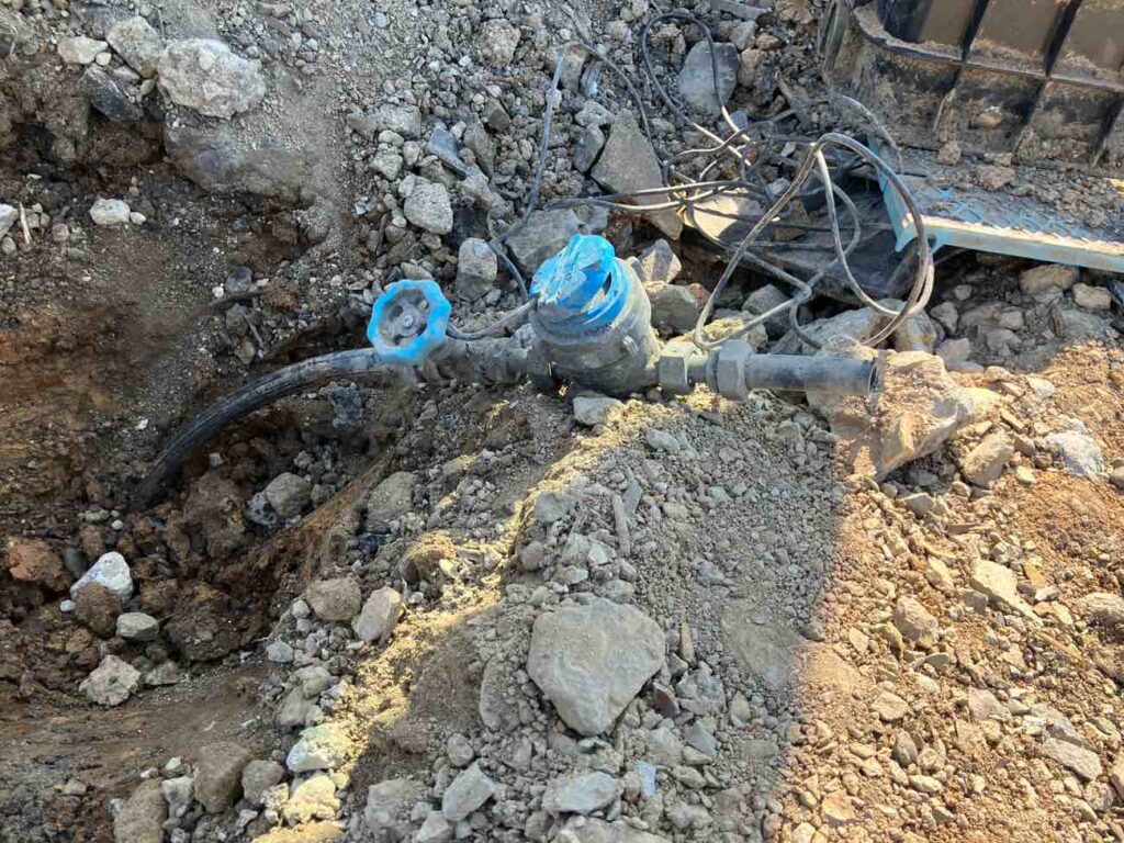 工事現場で給水管の状態を確認
