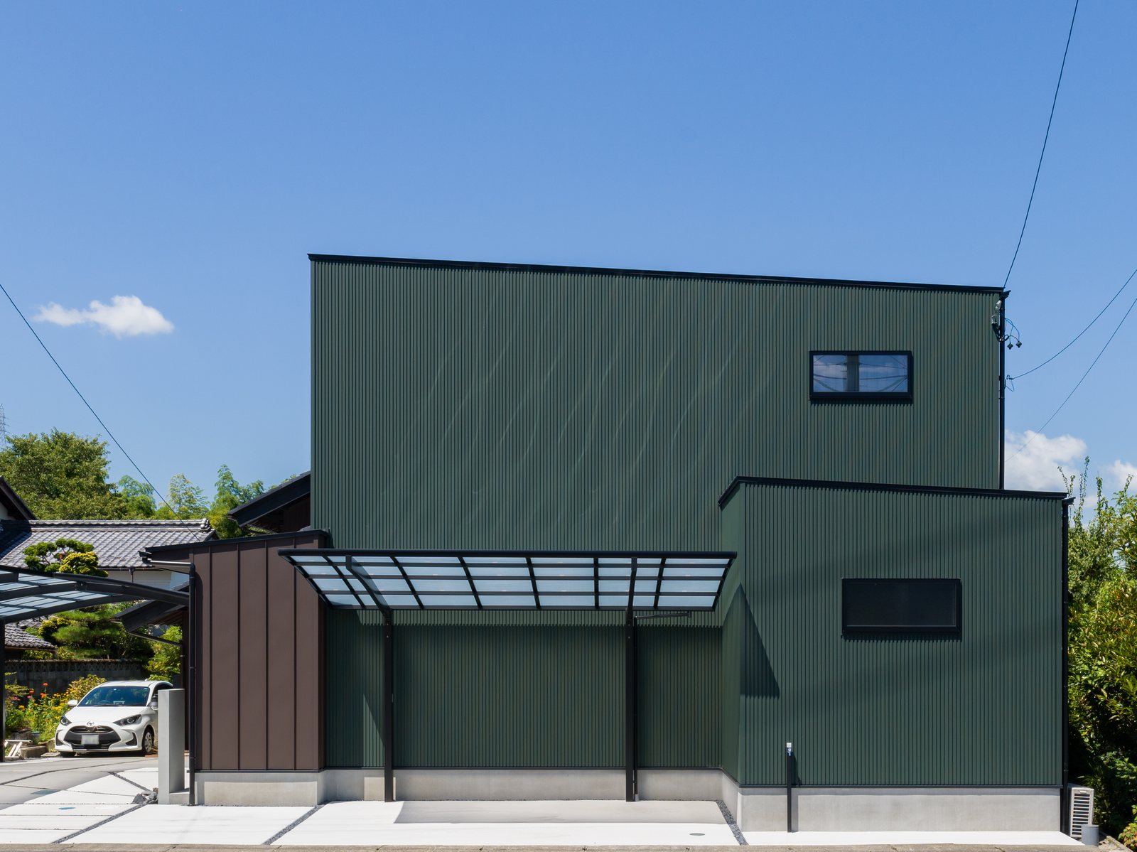 IROHA.IE 外観|緑ガルバ2階建て、青空、正面