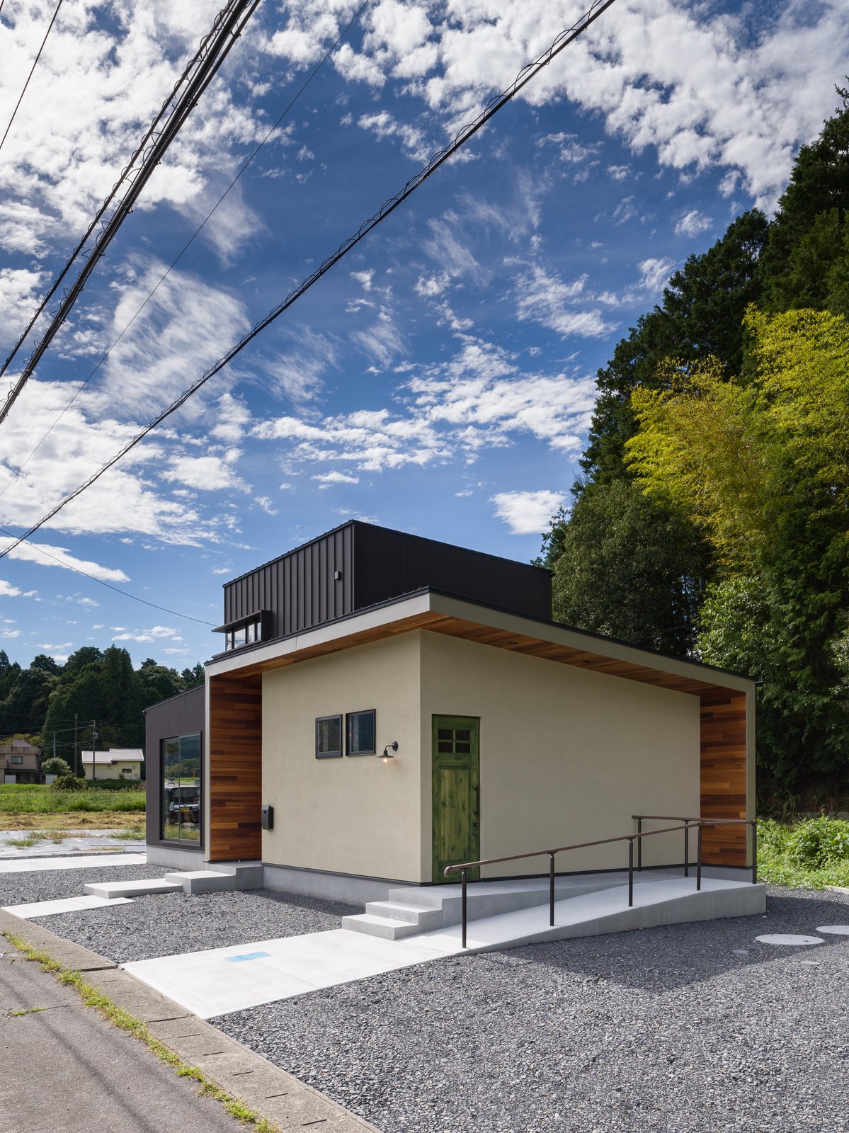 IROHA.IE 外観|白い外壁と片流れ屋根
