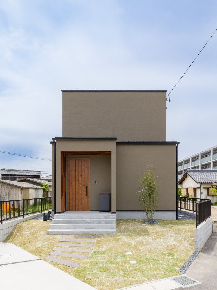 IROHA.IE 外観|グレー箱+木製玄関