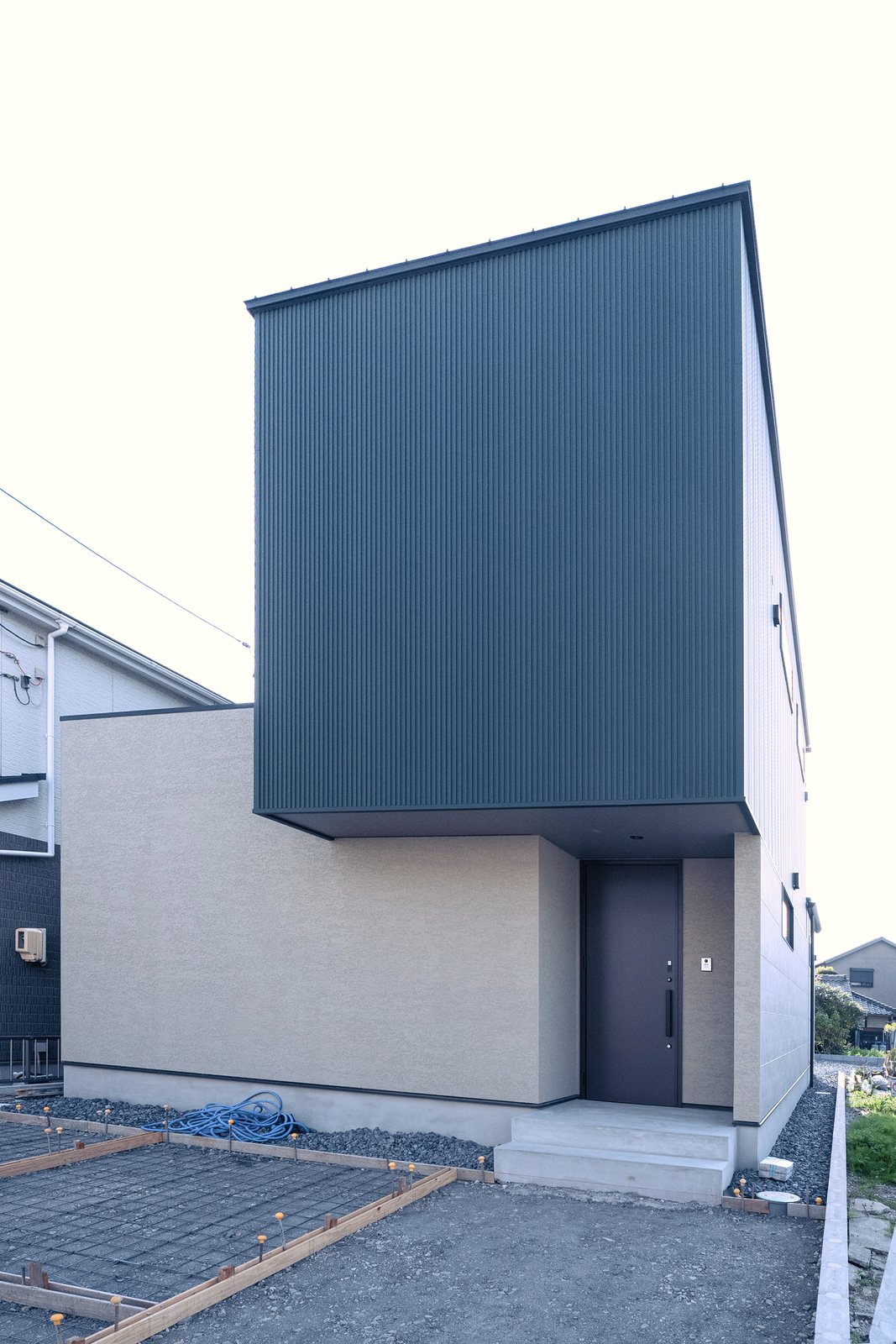 IROHA.IE 外観|縦張りの外壁と奥まった玄関