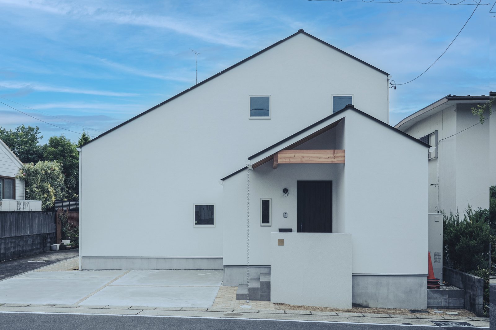 IROHA.IE 外観|白い切妻